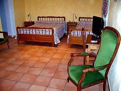 Logis Hotel De L'Etang  Cucuron