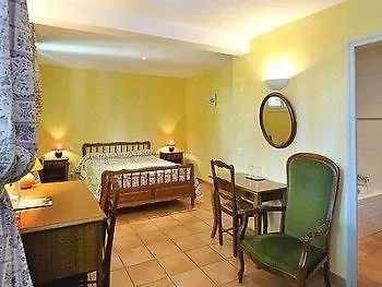 Logis Hotel De L'Etang 2*, Cucuron