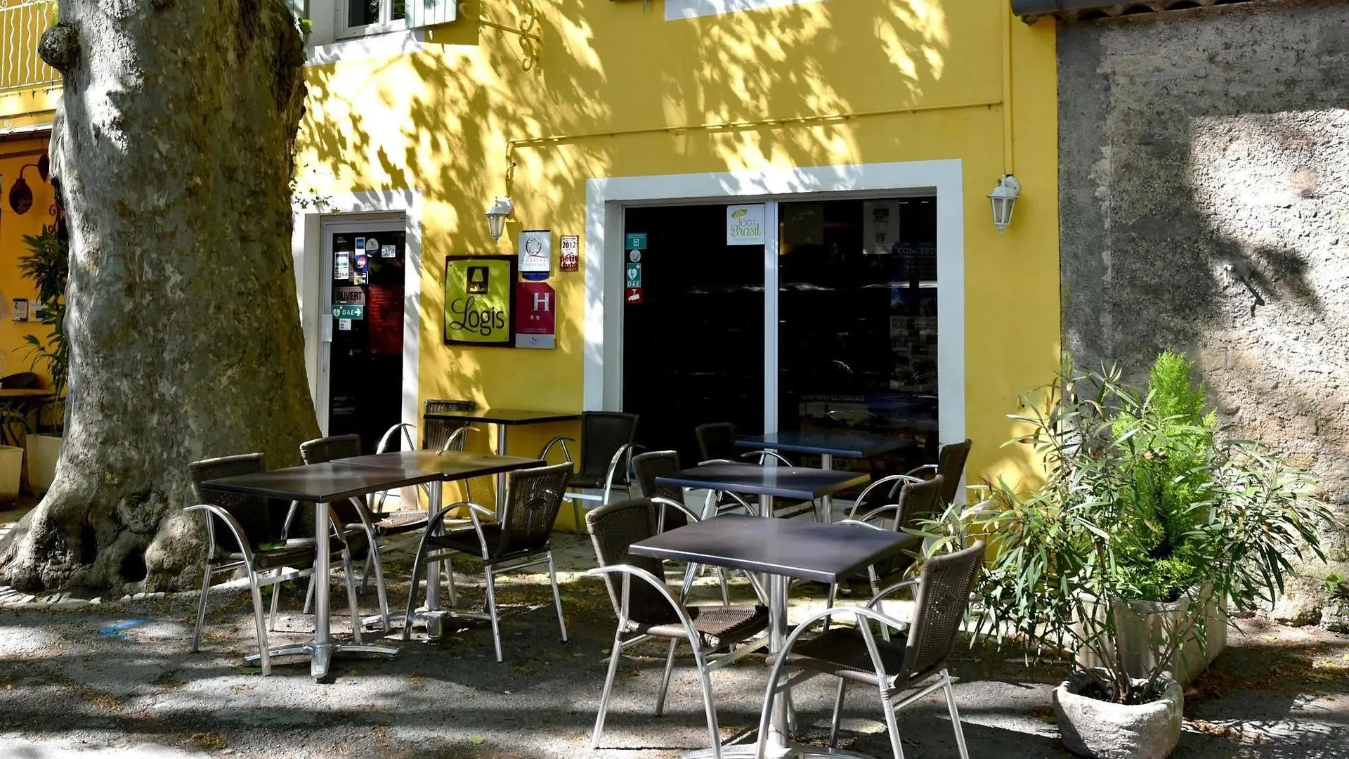 Logis Hotel De L'Etang 2*, Cucuron