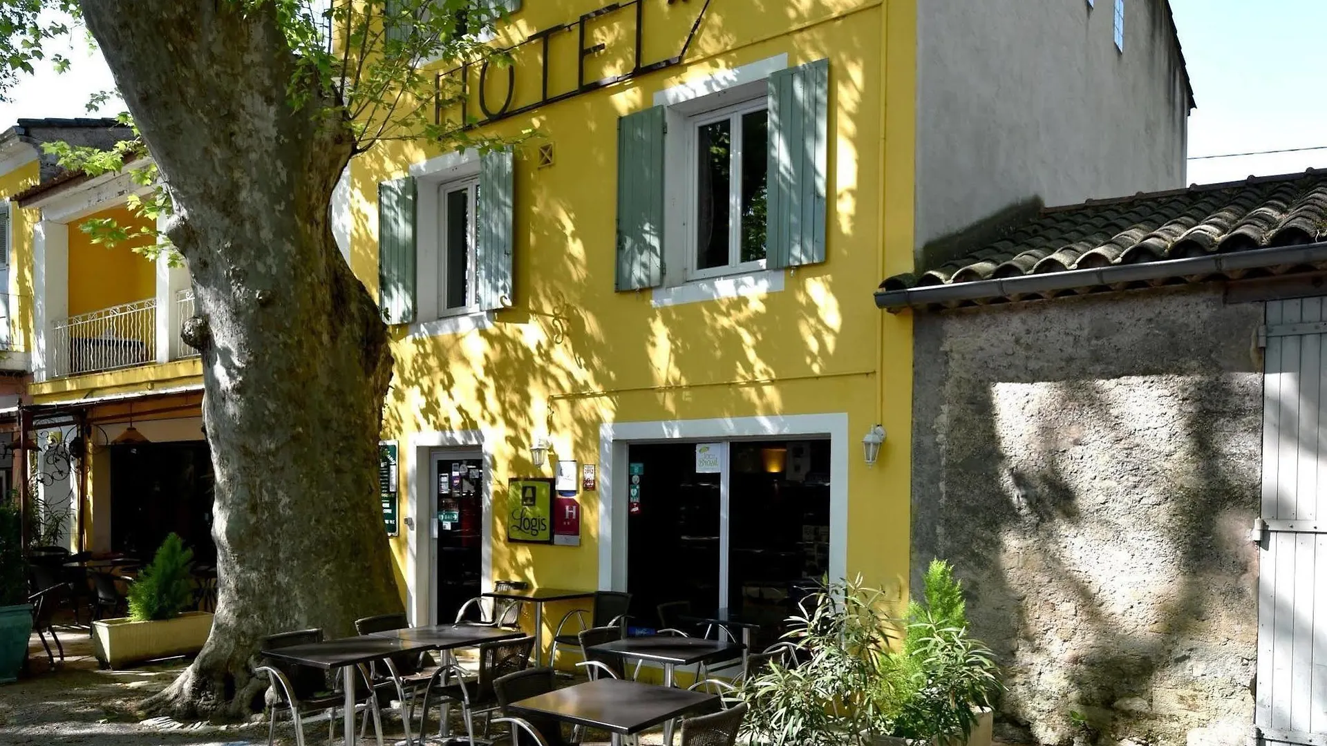 Logis Hotel De L'Etang 2*, Cucuron France