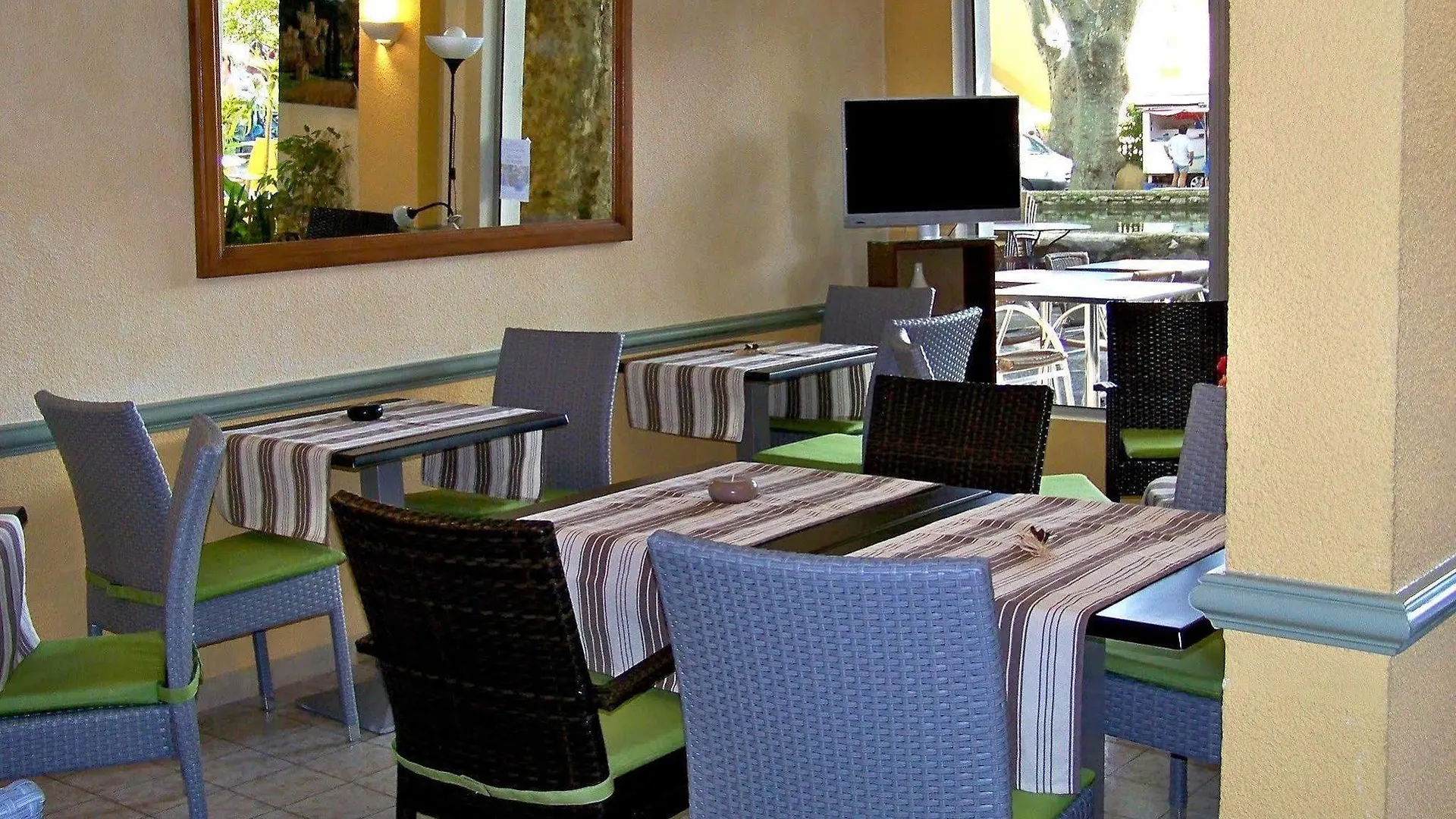 Logis Hotel De L'Etang  Cucuron
